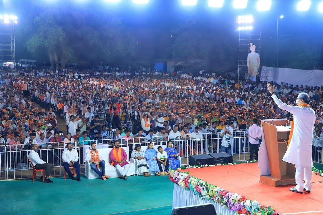 इससे पहले शुक्रवार को केंद्रीय गृह मंत्री अमित शाह ने उद्धव ठाकरे की आलोचना करते हुए कहा था कि `क्या नकली शिव सेना के प्रमुख अपने भाषणों में स्वतंत्रता सेनानी और हिंदुत्व विचारक वी डी सावरकर का उल्लेख कर सकते हैं. अगर आप सावरकर का नाम लेने में शर्म महसूस करते हैं तो आप किस चीज के शिव सेना प्रमुख हैं. आप `नकली` शिव सेना चला रहे हैं. असली शिव सेना (मुख्यमंत्री) एकनाथ शिंदे के साथ है.`
