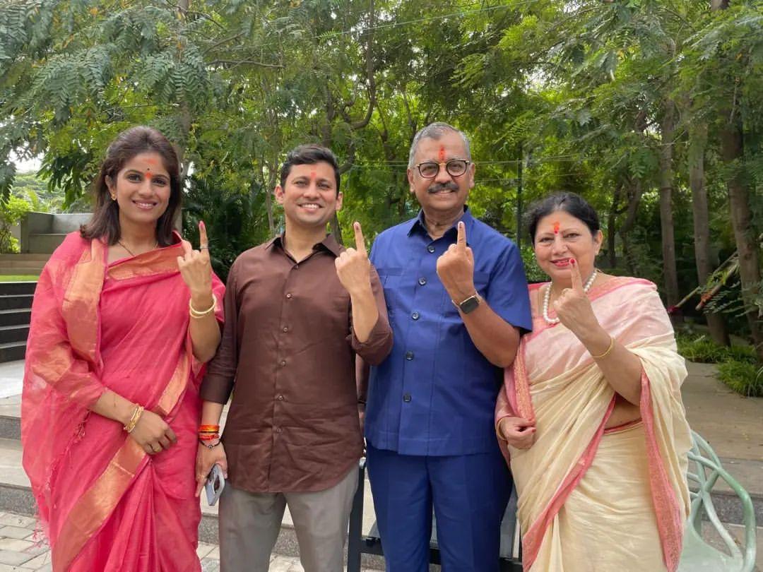 मुंबई नॉर्थ सेंट्रल लोकसभा सीट से उम्मीदवार उज्जवल निकम ने मतदान किया. उन्होंने परिवार के साथ अपनी फोटो सोशल मीडिया पर शेयर की है. (फोटो/सोशल मीडिया)