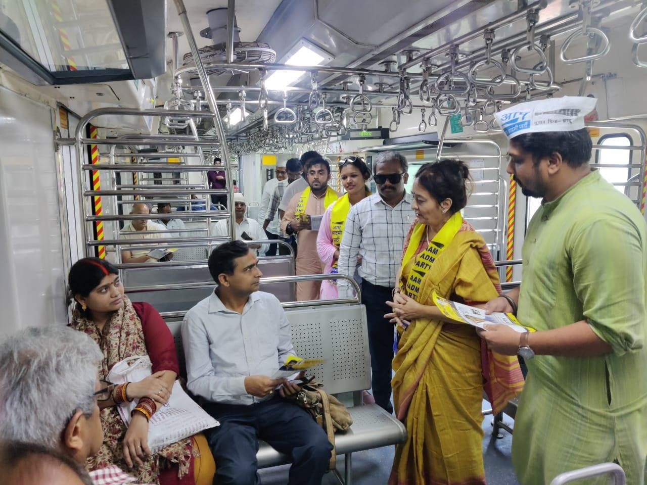 आम आदमी पार्टी की मुंबई अध्यक्ष प्रीति शर्मा मेनन ने कहा, `60 लाख लोग प्रतिदिन लोकल ट्रेनों से यात्रा करते हैं. इसके अलावा, रेलवे सीधे केंद्र सरकार के दायरे में आता है. पिछले साल शहर में दुर्घटनाओं में 2590 मुंबईकरों की जान चली गई. यह औसत है प्रतिदिन 7 मौतें यह एक राष्ट्रीय अपमान है और आज की तकनीकी रूप से उन्नत दुनिया में पूरी तरह से अस्वीकार्य है.`