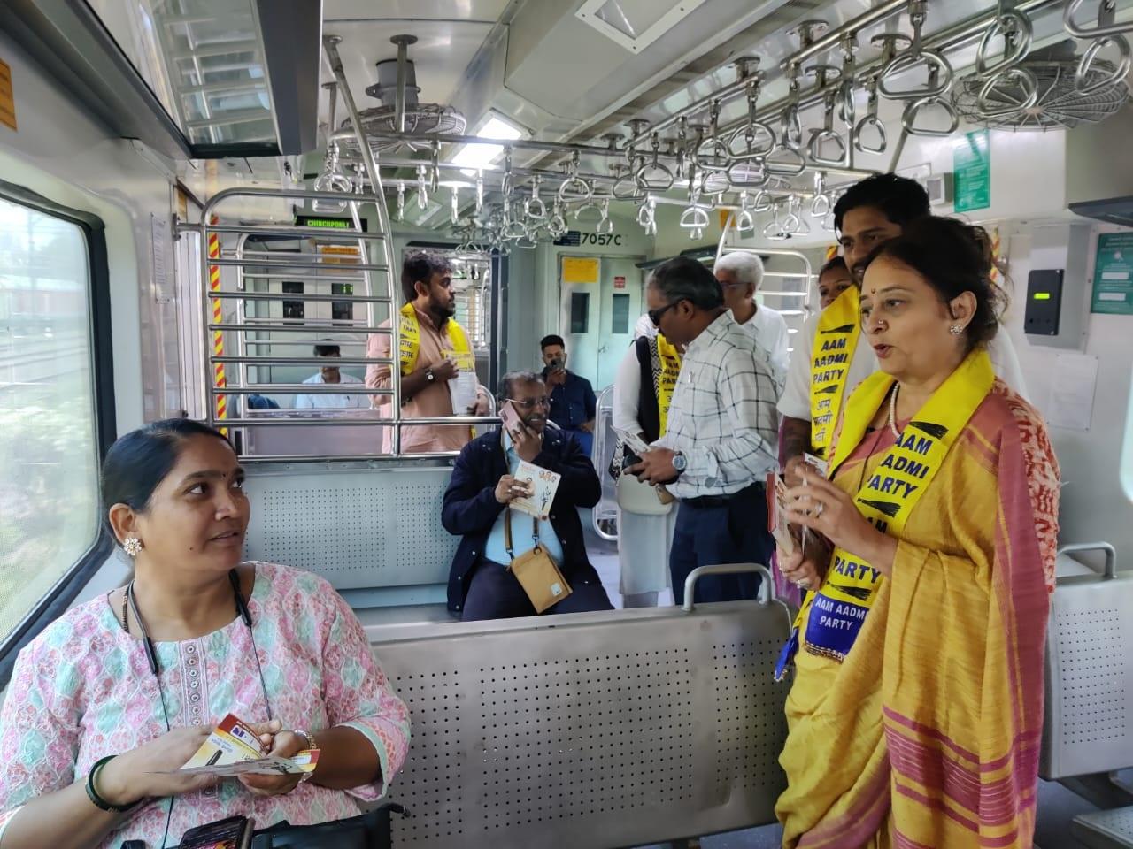 आप तस्वीरों में देख सकते है कि इंडिया गठबंधन के लिए आप पार्टी ने मुंबई में यात्रियों  से वोट मांगे.  
