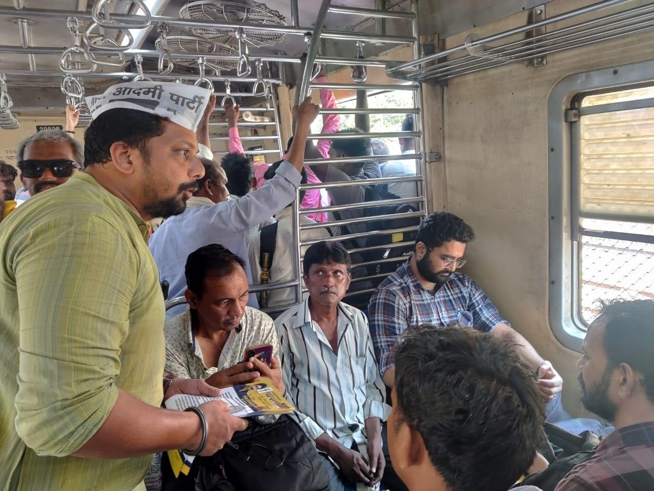 आम आदमी पार्टी के मुंबई कार्यकारी अध्यक्ष रुबेन मैस्करेनहास ने कहा, `जमीनी स्तर पर प्रतिक्रिया जबरदस्त है. मुंबई के लोगों ने इंडिया गठबंधन के उम्मीदवारों को वोट देने का मन बना लिया है. आप स्वयंसेवक आज पूरे मुंबई में लोकल ट्रेनों में पर्चे बांटेंगे और शिव सेना (यूबीटी), कांग्रेस और राकांपा (सपा) के उम्मीदवार के लिए वोट मांगेंगे.`