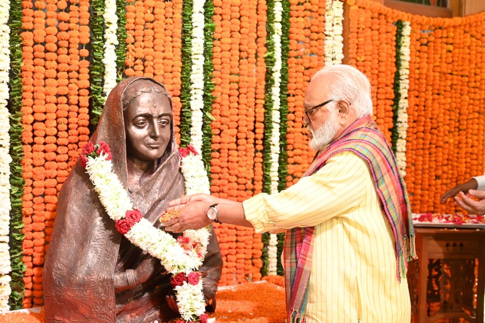 छगन भुजबल ने कहा, `महान समाज सुधारक, एक कुशल, न्यायप्रिय के रूप में भारतीय इतिहास पर अमिट छाप छोड़ने वाली पुण्यश्लोक राजमाता अहिल्या देवी होलकर की आज जयंती है. अपने करियर के दौरान उन्होंने सामाजिक सुधारों को बढ़ावा दिया और जनहित को प्राथमिकता देते हुए पूरे देश में सामाजिक कार्यों की छाप भी छोड़ी. अपनी उपलब्धियों से इतिहास में अमर हो गईं इस राजमाता को उनकी जयंती पर शत-शत नमन.`