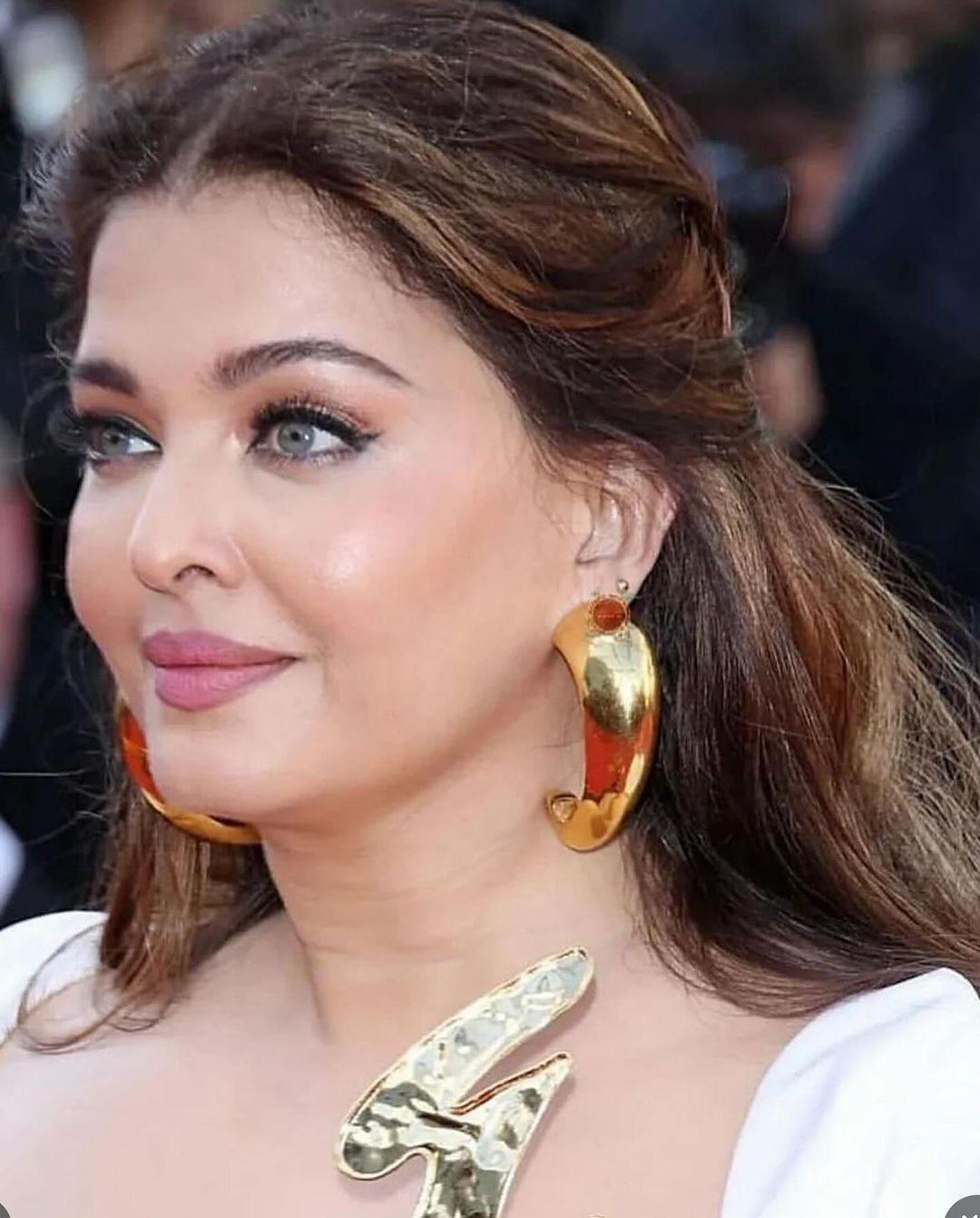 कान्स 2024 से सामने आई तस्वीरों में आप देख सकते है कि ऐश्वर्या ने ब्लैक और वाइट रंग का गाउन कैरी किया है. जिसमें गोल्डेन कलर के छोटे-छोटे फूल जड़े हुए हैं.