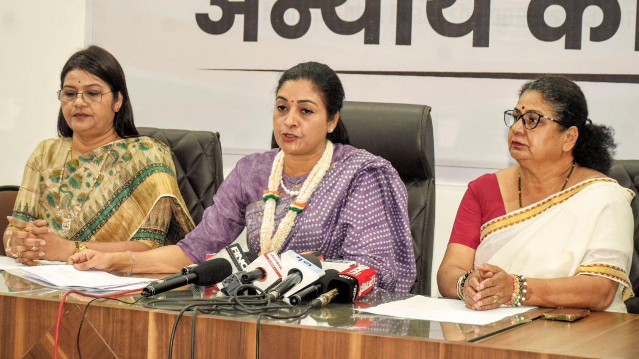  `प्रधानमंत्री नरेंद्र मोदी महिला उत्पीड़न पर चुप हैं और उम्मीद है कि वह दो शब्द बोलेंगे.`