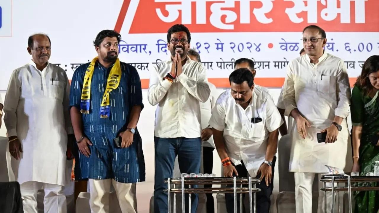 अमोल कीर्तिकर ने लोकसभा चुनाव 2024 से पहले मुंबई के कुरार गांव में स्वातंत्र्यवीर सावरकर खेल के मैदान में एक सार्वजनिक बैठक को संबोधित किया. Pics/Satej Shinde