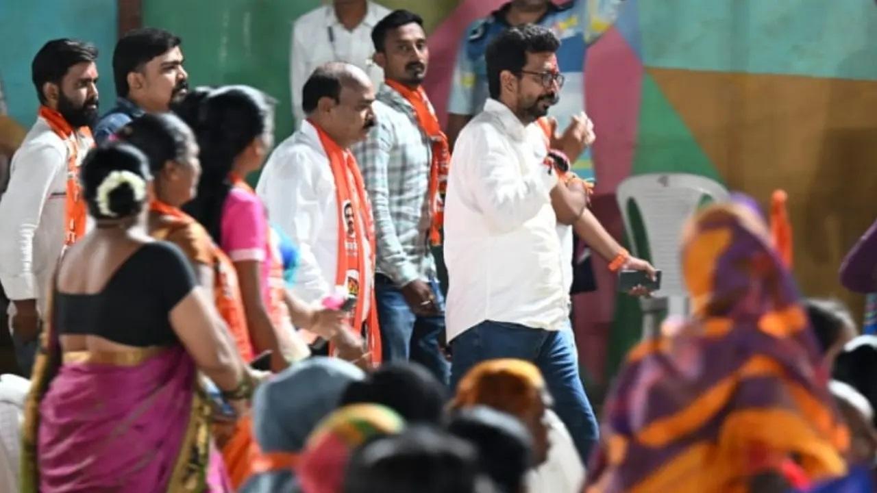 अमोल के पिता और सीट से मौजूदा सांसद गजानन कीर्तिकर महाराष्ट्र के मुख्यमंत्री एकनाथ शिंदे की प्रतिद्वंद्वी शिवसेना से जुड़े हैं. Pics/Satej Shinde