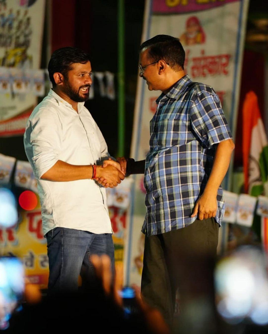 केजरीवाल ने इस दौरान कन्हैया कुमार के खिलाफ मैदान में उतरे मनोज तिवारी अपर हमला बोलते हुए उन्हें ‘रिंकिया के पापा’ कहकर संबोधित किया. 