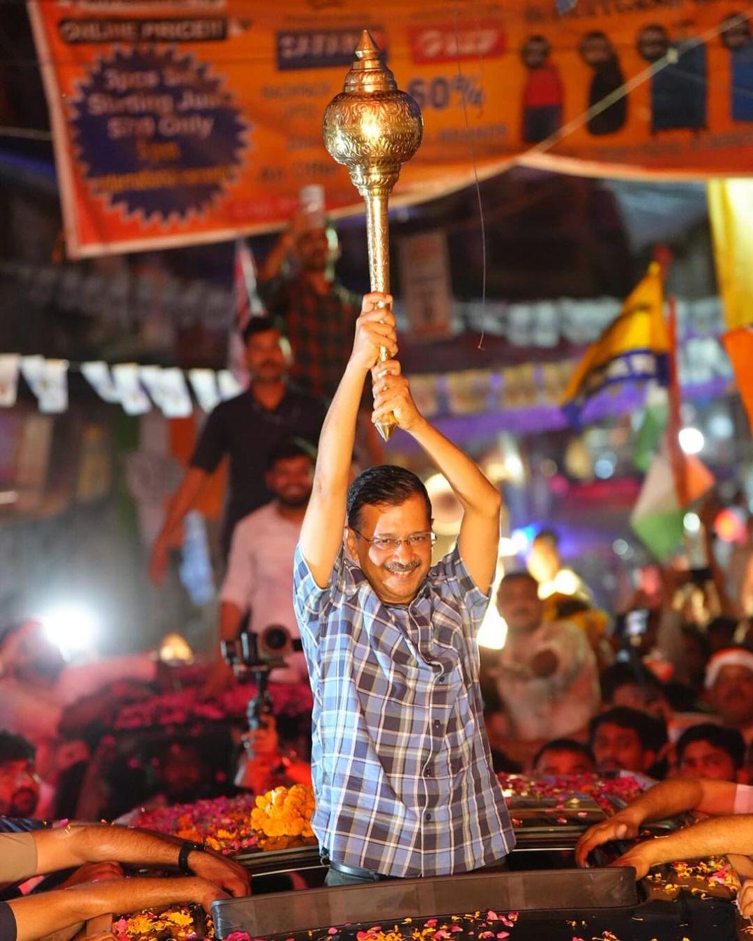 चुनाव प्रचार के दौरान केजरीवाल ने कहा कि अगर आप लोग पंजे (कन्हैया कुमार) का बटन दबाते हैं तो उन्हे जेल नहीं जाना होगा.` 