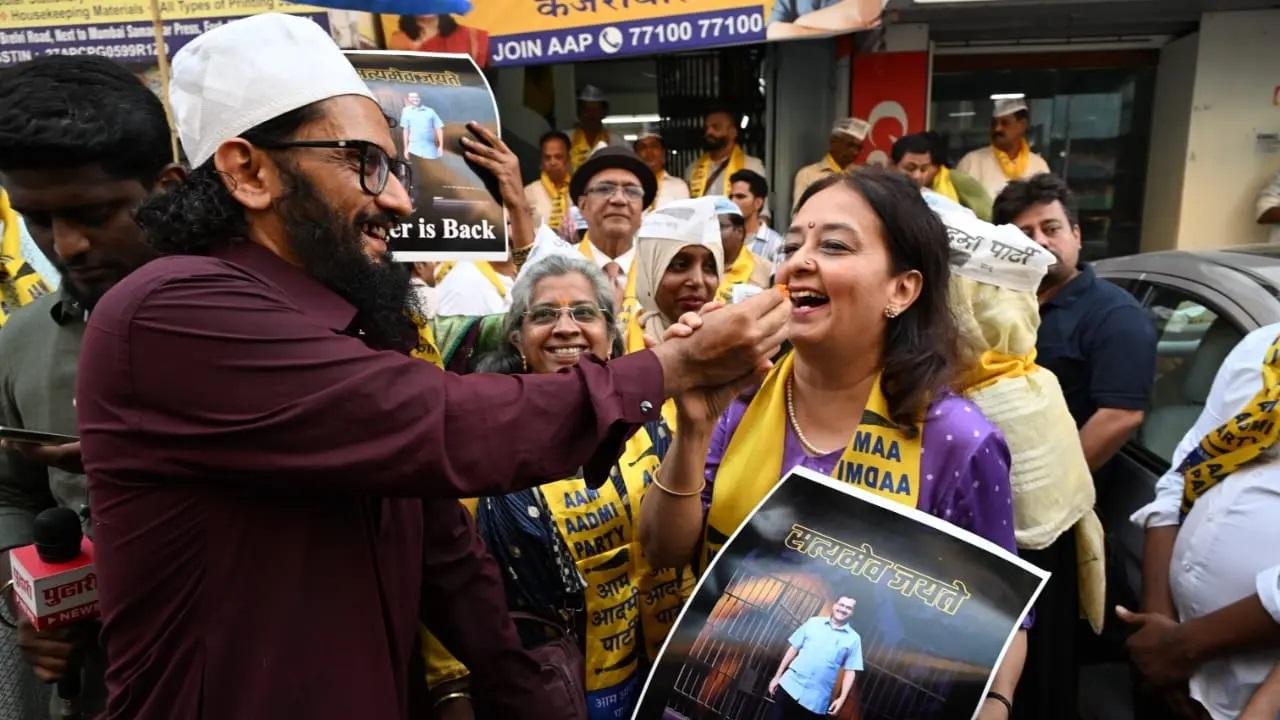तस्वीरों में आप देख सकते है कि सभी कार्यकर्ता एक दूसरे को मिठाई खिला रहे है और जश्न मना रहे हैं. 