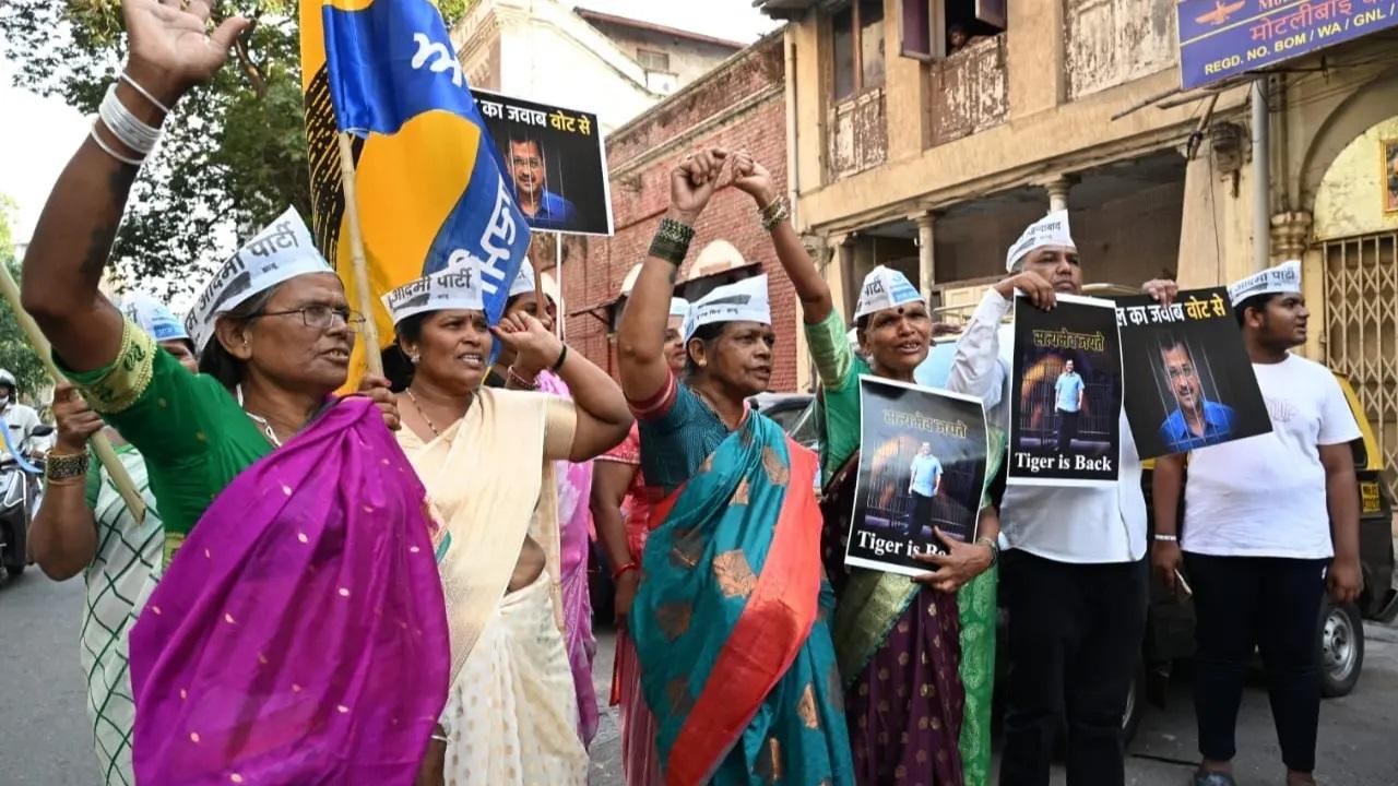 इस बीच, दिल्ली के मुख्यमंत्री अरविंद केजरीवाल की पत्नी सुनीता ने शुक्रवार को अपने पति को अंतरिम जमानत देने के सुप्रीम कोर्ट के फैसले को `लोकतंत्र की जीत` बताया है. साथ ही कहा कि यह राहत लाखों लोगों की प्रार्थनाओं और आशीर्वाद का परिणाम है.