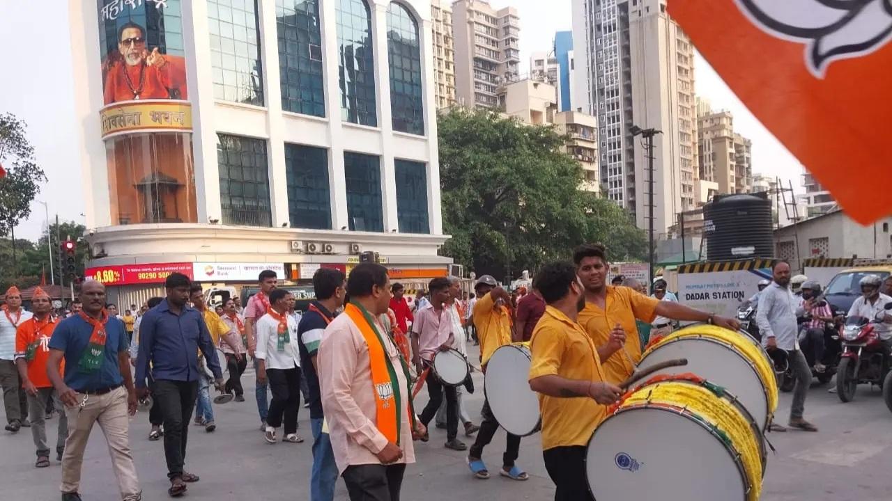 महाराष्ट्र के सीएम एकनाथ शिंदे, देवेंद्र फड़नवीस बुधवार को घाटकोपर में पीएम मोदी के रोड शो में शामिल होते दिखे.