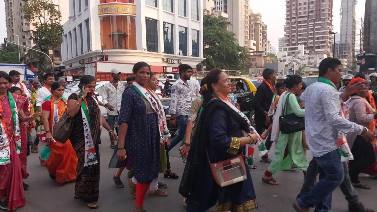 लोकसभा चुनाव 2024 से पहले पीएम मोदी का संबोधन सुनने के लिए शुक्रवार शाम को सैकड़ों महायुति समर्थकों को दादर के शिवाजी पार्क की ओर जाते देखा गया.