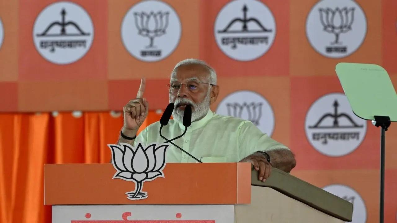 प्रधानमंत्री नरेंद्र मोदी शुक्रवार शाम चैत्यभूमि डॉ. बी.आर. अंबेडकर मुंबई में हिंदुत्व विचारक वीडी सावरकर के स्मारक पर पुष्पांजलि अर्पित करने से पहले सत्तारूढ़ `महायुति` गठबंधन के लिए एक चुनावी रैली को संबोधित करने के लिए शिवाजी पार्क पहुंचे.