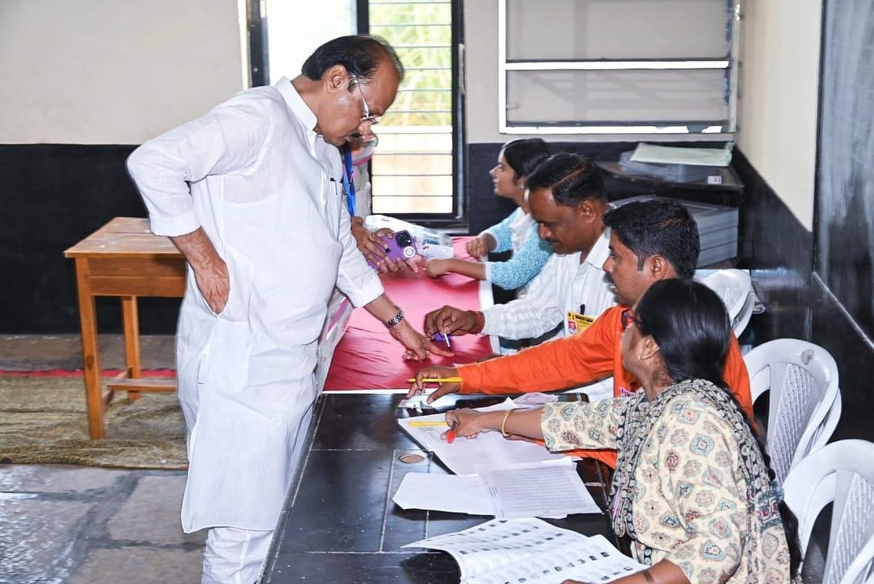 इस चरण में कुल 17.24 करोड़ मतदाता 1.85 लाख मतदान केंद्रों पर अपने मताधिकार का प्रयोग करने के पात्र हैं. चुनाव पैनल ने कहा कि 23 देशों के 75 प्रतिनिधि मतदान प्रक्रिया देखेंगे.