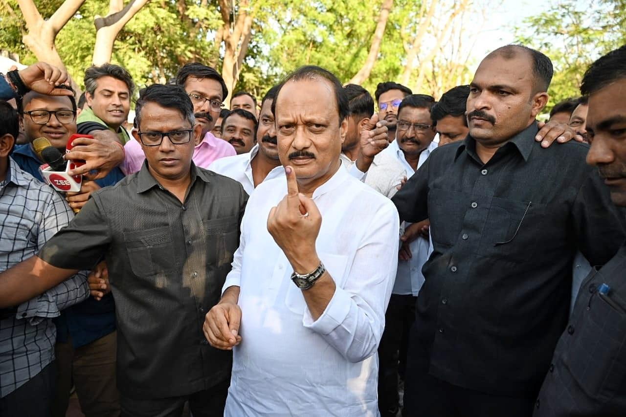 वोट डालने के बाद पत्रकारों से बात करते हुए अजीत पवार ने कहा, `यह चुनाव बारामती और महाराष्ट्र के अन्य निर्वाचन क्षेत्रों के विकास के लिए है. मुझे यकीन है कि लोग हमारे पार्टी के उम्मीदवार का समर्थन करेंगे.`