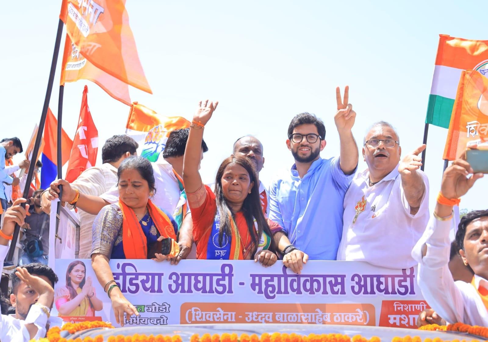 इस दौरान आदित्य ठाकरे  ने बताया कि `जिन गद्दारों ने हमें धोका दिया, हमें शिवसेना से अलग किया है, उनसे हमें कोई नुकसान नहीं होगा. जनता उन्हें सबक सिखाएगी.` 