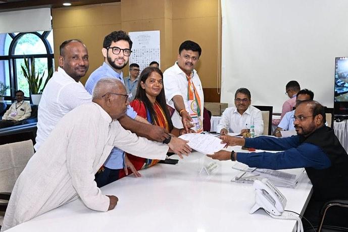 जोरदार नारेबाजी के बीच भारती कामडी ने कलेक्टर कार्यालय में नामांकन पत्र दाखिल किया. इस मौके पर उनके साथ शिवसेना नेता आदित्य ठाकरे, विधायक सुनील भुसारा और विधायक विनोद निकोले मौजूद थे. 