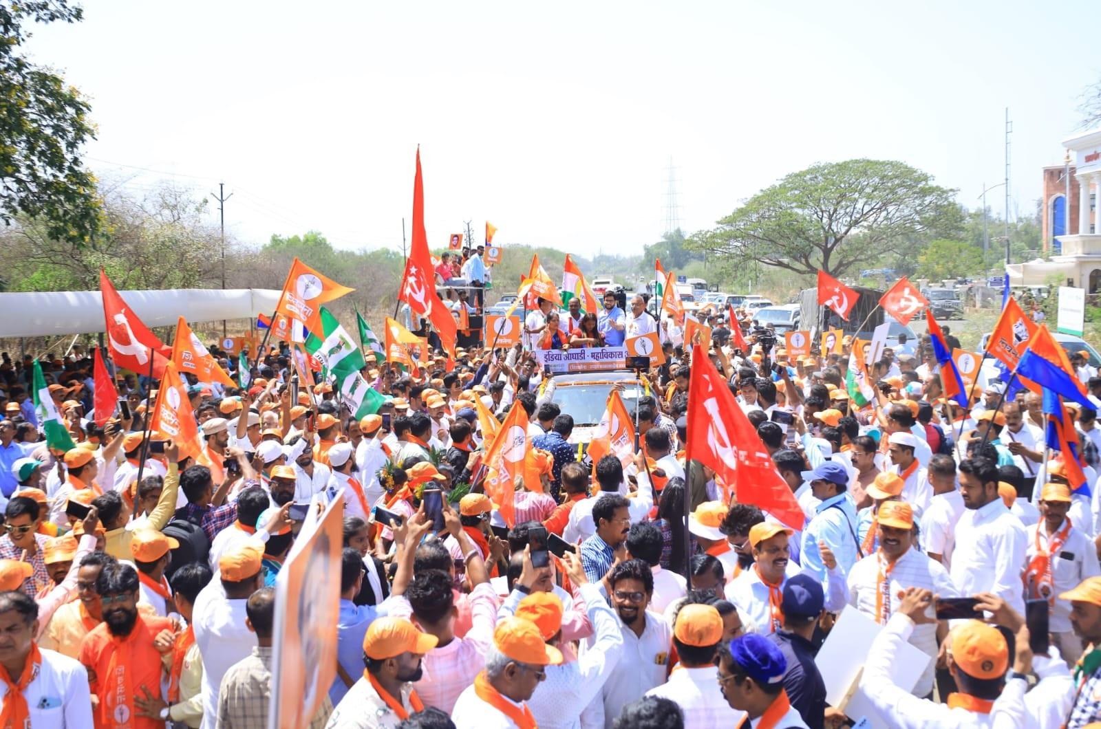 उम्मीदवार भारती कामडी ने पालघर लोकसभा के लिए नामांकन पत्र दाखिल करते समय कई शिवसेना (UBT) रैली में शामिल होते दिखाई दिए. 