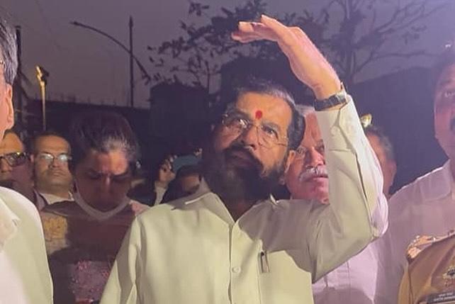 मीडिया से बात करते हुए सीएम शिंदे ने घटना की उच्च स्तरीय जांच के आदेश दिए. 