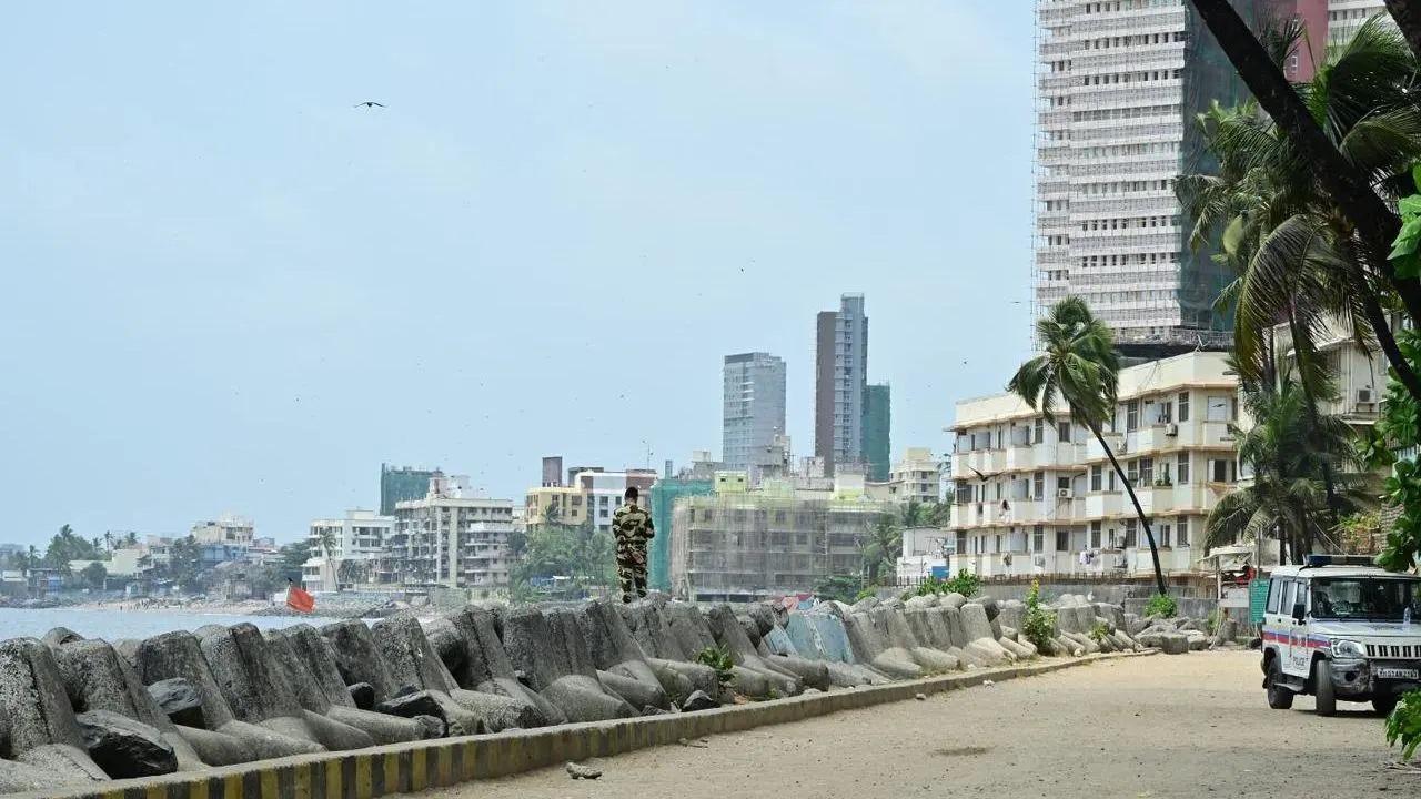 अधिकारी ने कहा कि अगर चक्रवाती तूफान मुंबई को प्रभावित करेगा तो एजेंसी अलर्ट जारी करेगी और निवासियों की सुरक्षा के लिए उचित कदम उठाएगी. 