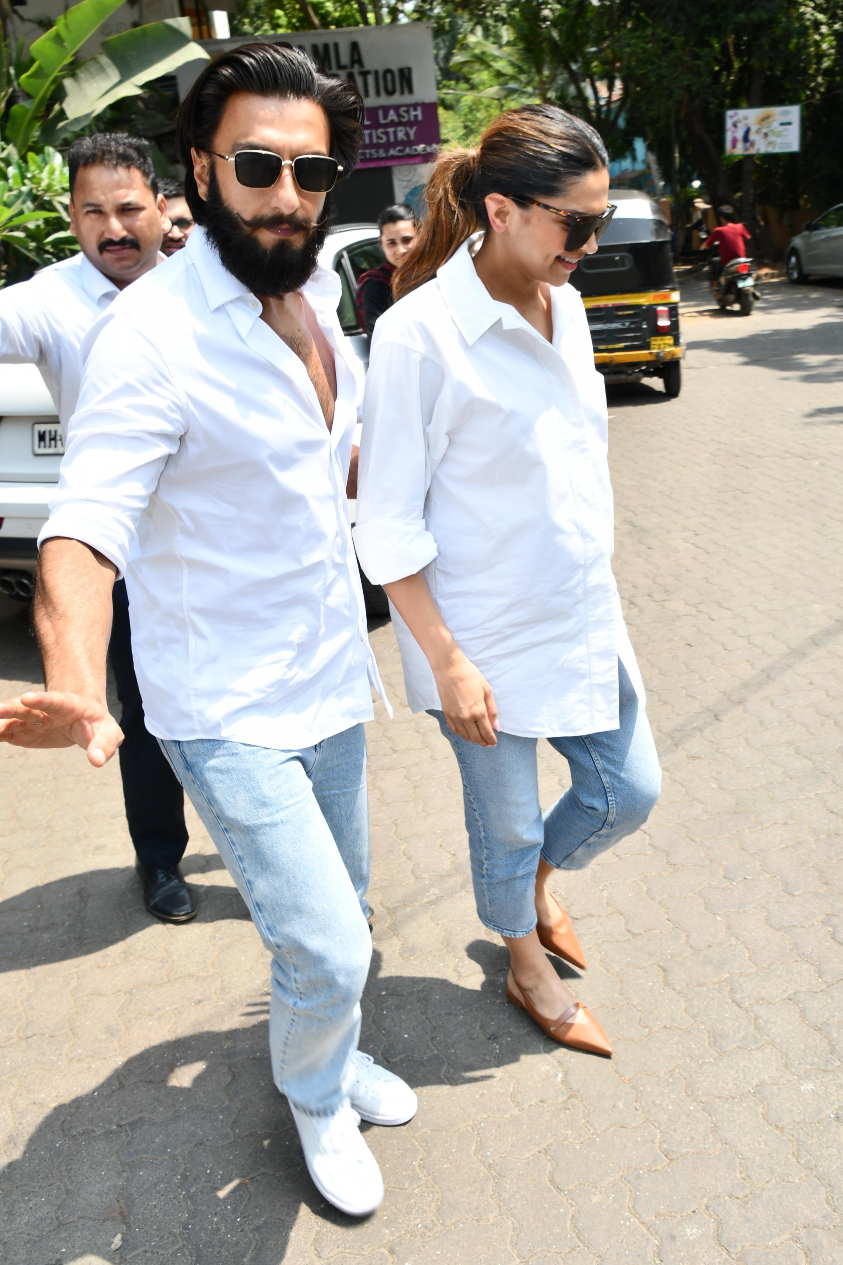 इस दौरान दीपिका बिग साइज की सफेद शर्ट और हल्के नीले रंग की डेनिम कैरी करती दिखाई दी. 