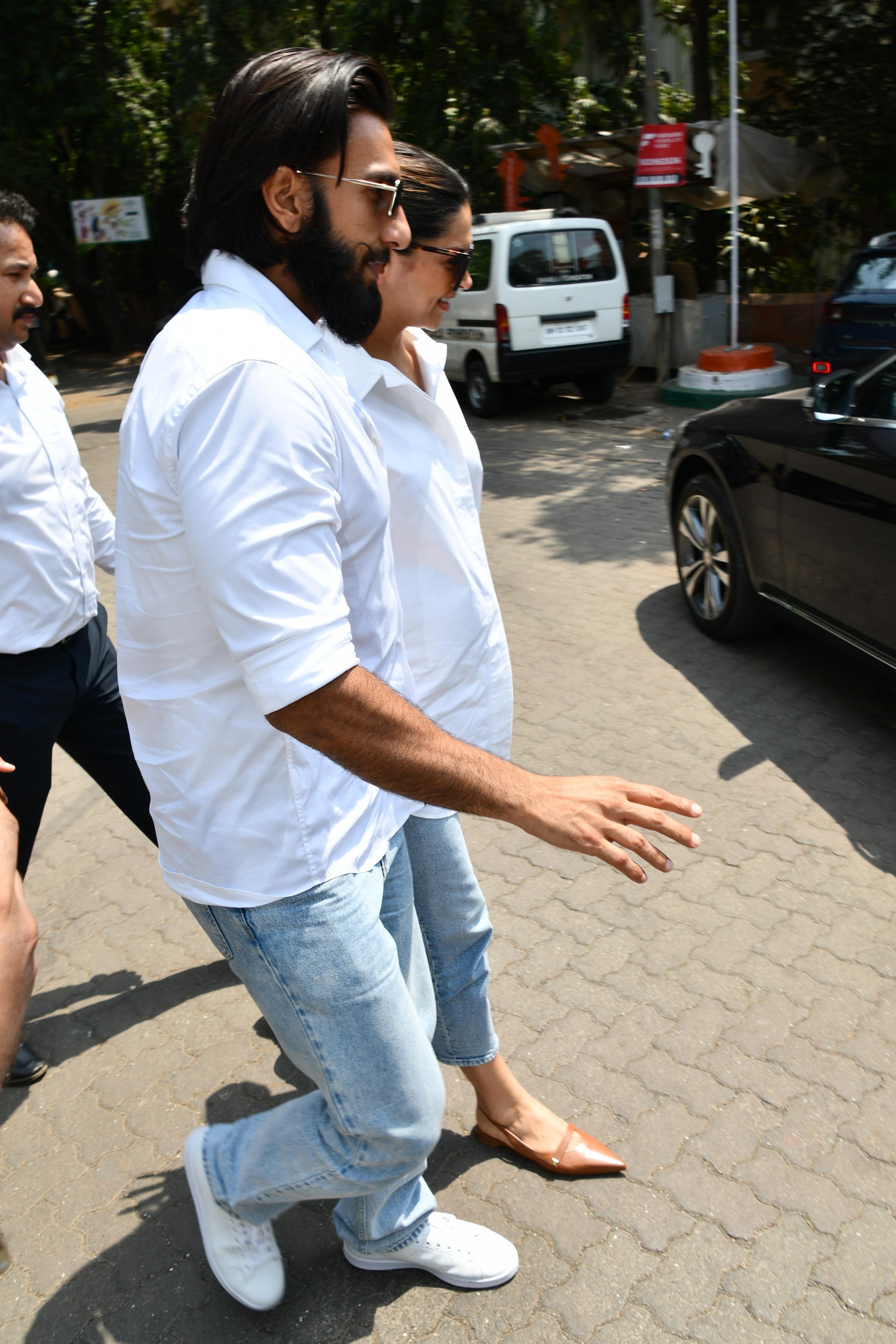 इस दौरान जैसे ही दीपिका को  चलने में कुछ परेशान हुई वैसे ही रणवीर सिंह अपनी प्रेग्नेंट पत्नी को संभाला. 