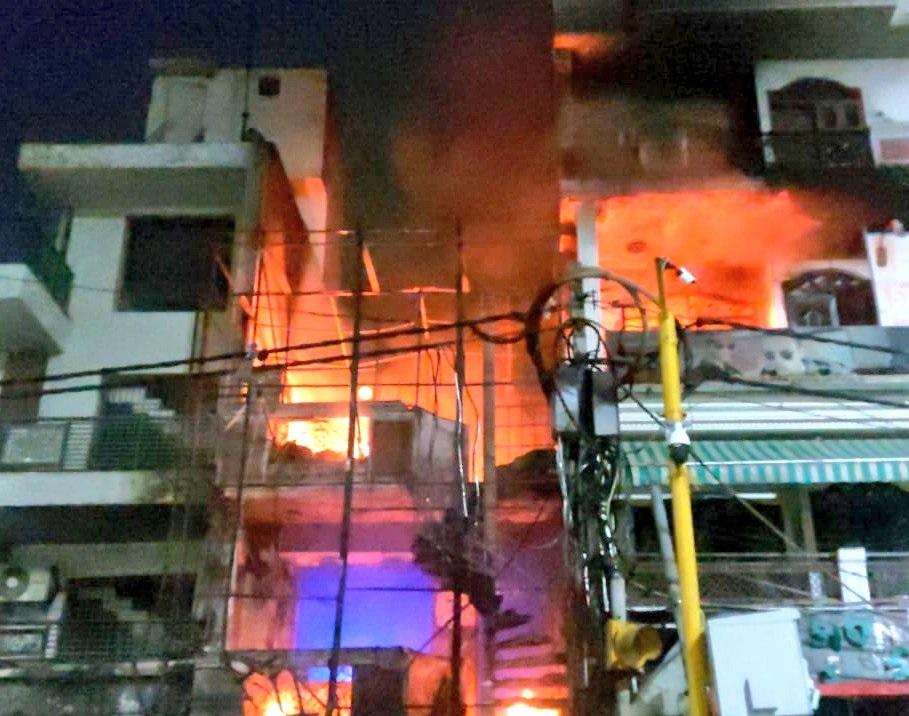 आग को बुझाने के लिए मौके पर अलग-अलग फायर स्टेशनों से  9 गाड़ियां पहुंची थी.