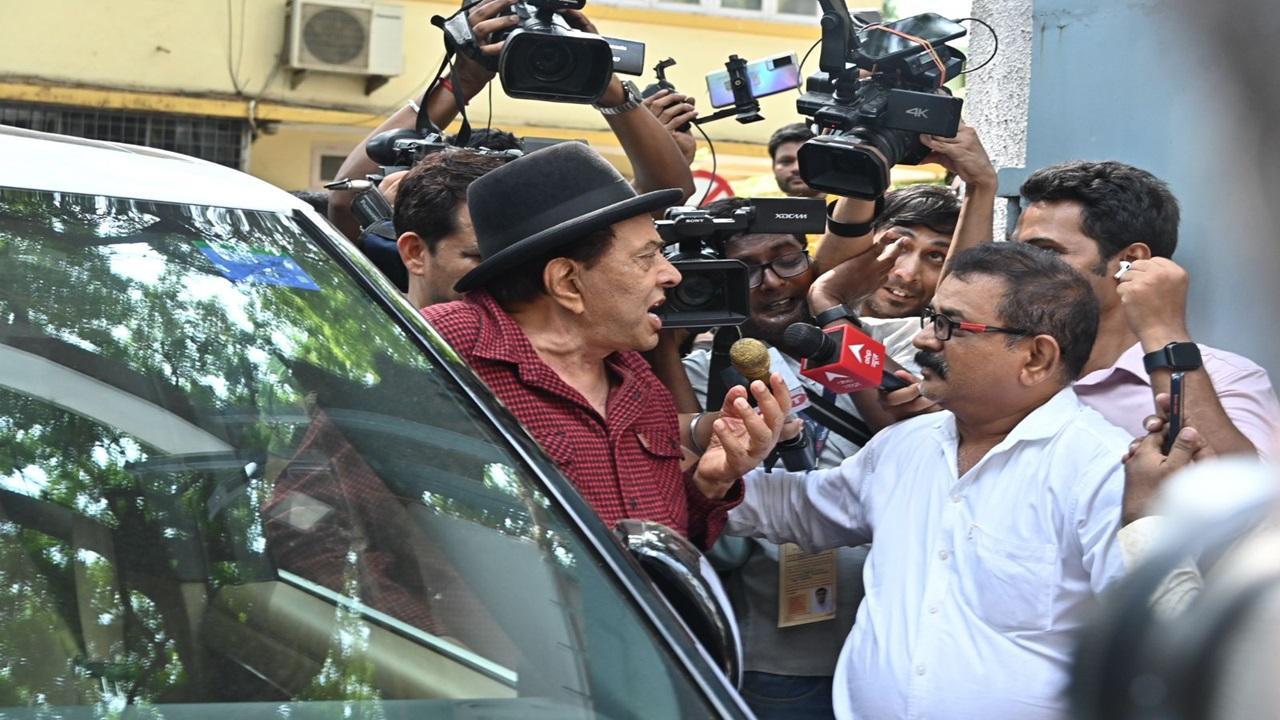 पैपराजी पर भड़के धर्मेंद्र (फोटो/योगेन शाह)