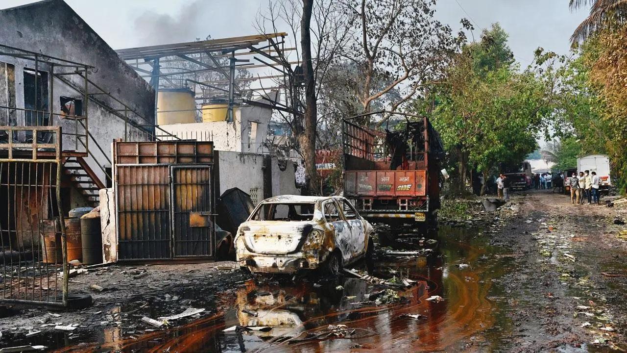 विस्फोट के बाद आसपास के इलाके में नुकसान हुआ. तस्वीरें/सतेज शिंदे