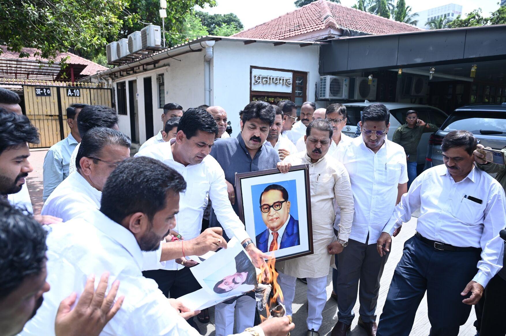 उमेश पाटिल ने आगे कहा कि `जिस तरह की हरकत आव्हाड ने की है उनपर तुरंत कार्यवाही होनी चाहिए. पुलिस ने उन्हें हिरासत में लेना चाहिए.`  