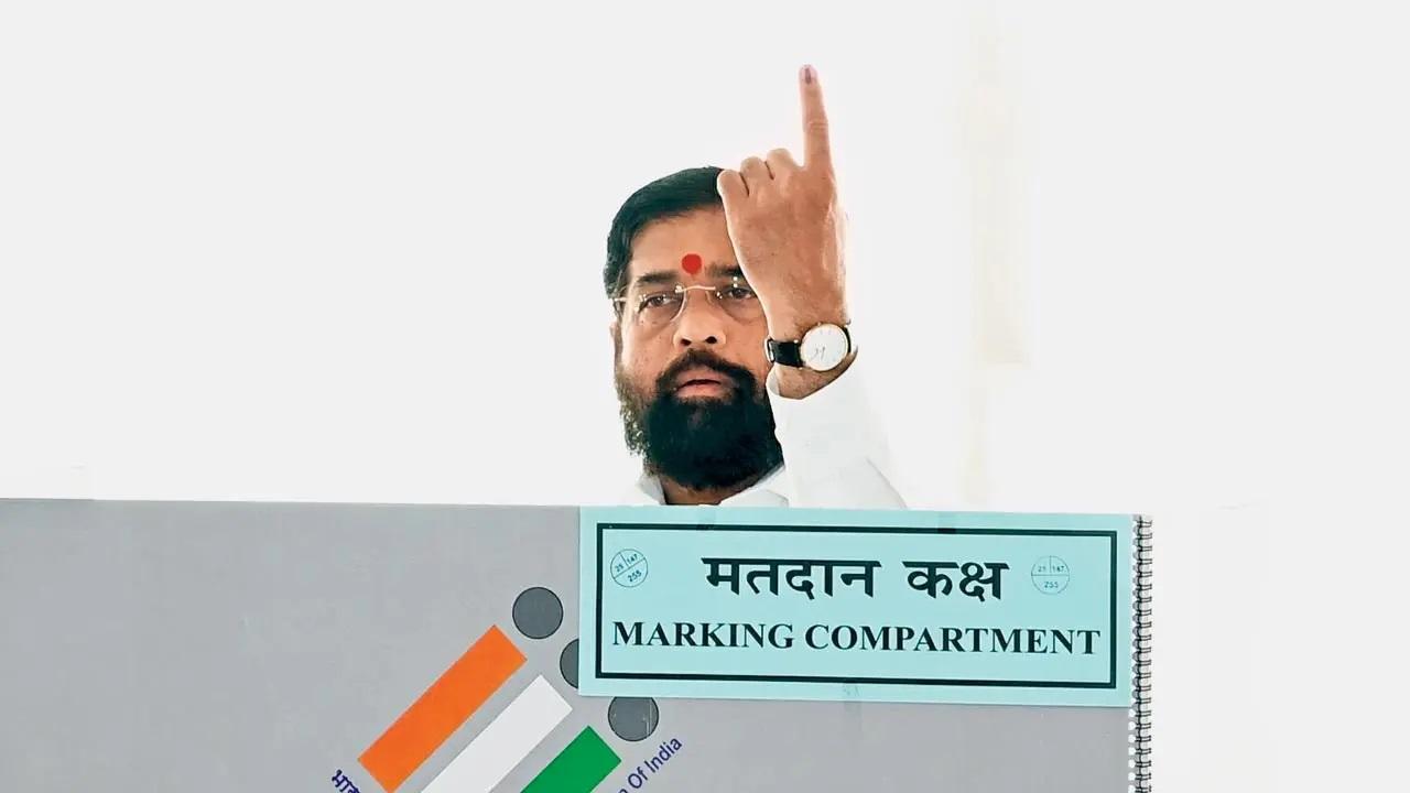 सीएम ने सोमवार को ठाणे के वागले एस्टेट में नेप्च्यून एलीमेंट आईटी पार्क मतदान केंद्र पर अपना वोट डाला. तस्वीरें/सतेज शिंदे