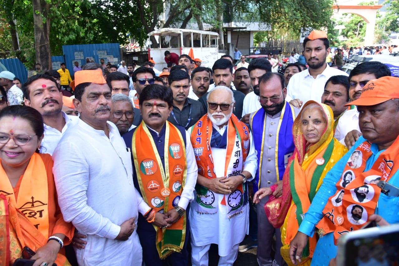 राज्य के खाद्य, नागरिक आपूर्ति और उपभोक्ता संरक्षण मंत्री छगन भुजबल नासिक में चुनावी बाइक रैली में शामिल होते दिखाई दिए.