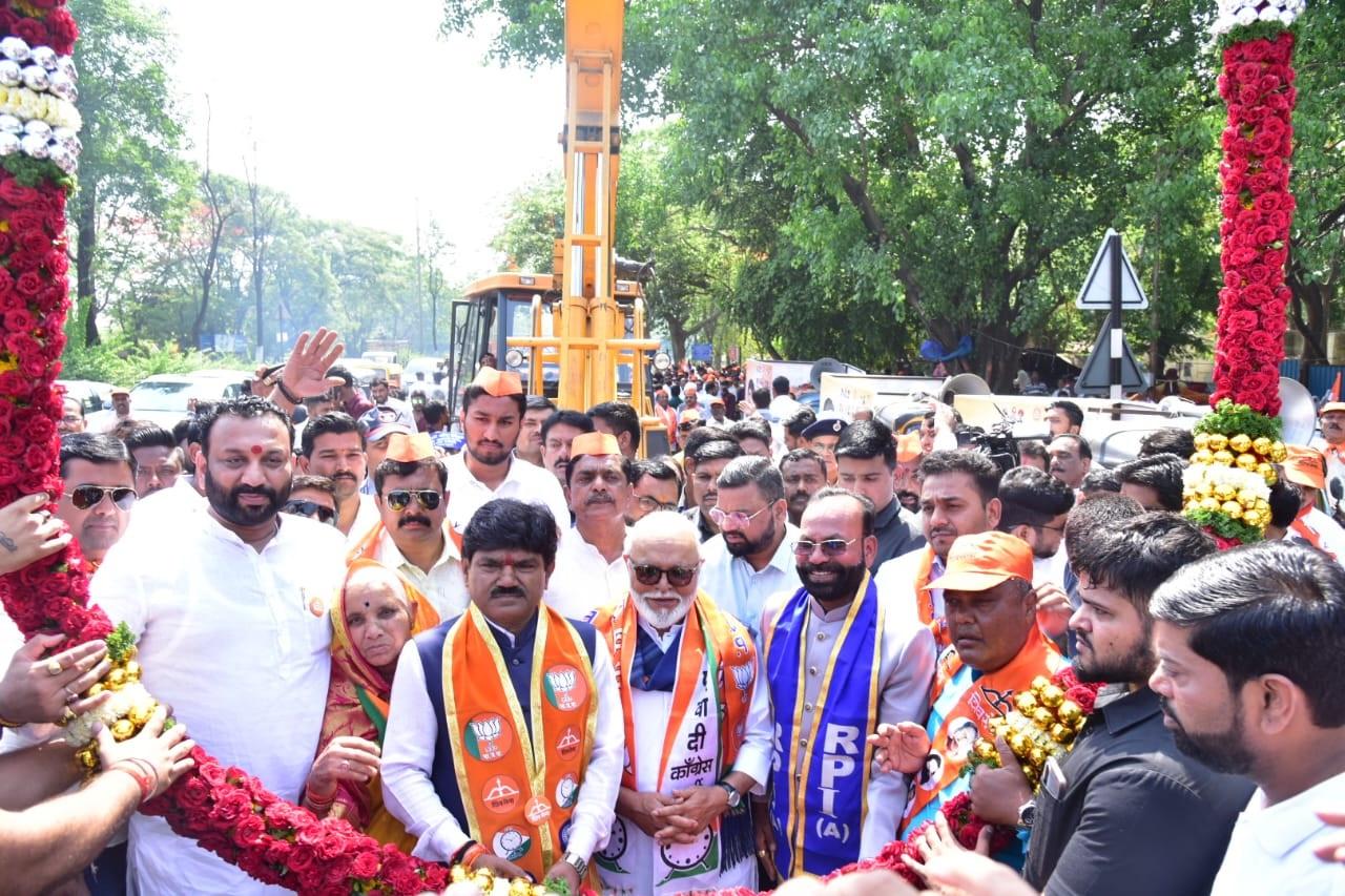 इस अवसर पर विधायक सीमा हिरे, पूर्व नगरसेविका इंदुमती नागरे, प्रकाश लोंढे, शशिकांत जाधव, राष्ट्रवादी कांग्रेस पार्टी के पदाधिकारी बालासाहेब कार्डक, नानासाहेब महाले, शहर अध्यक्ष रंजन ठाकरे, युवा शहर अध्यक्ष अंबादास खैरे, भाजपा पदाधिकारी विक्रम नागरे, एनसीपी पदाधिकारी साधन जेजुरकर, श्रीराम मंडल, नाना पवार सहित महायुति घटक दल के पदाधिकारी बड़ी संख्या में उपस्थित थे.