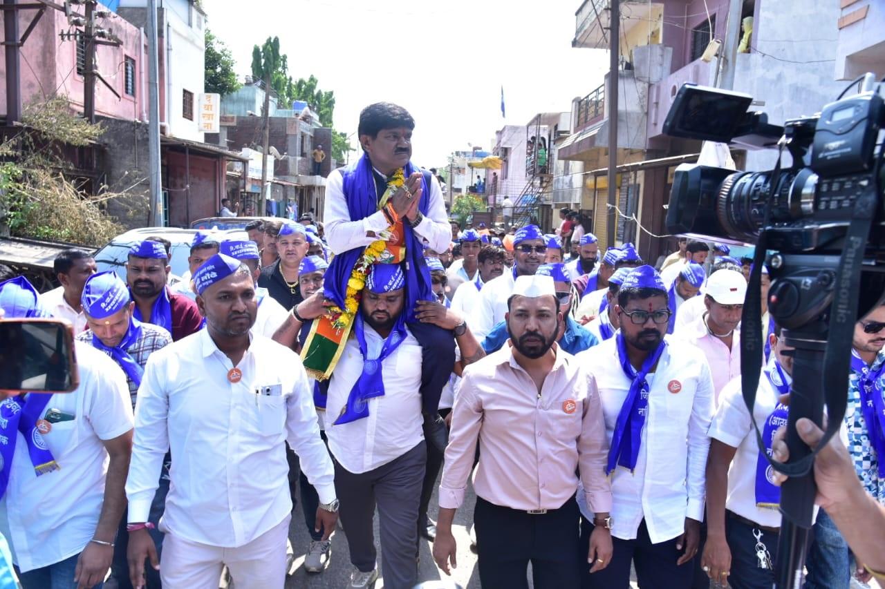आज सातपुर क्षेत्र में हुई भव्य बाइक रैली में प्रत्याशी सांसद हेमेंट गोडसे के अलावा महायुति घटक दल के पदाधिकारी उपस्थित थे.