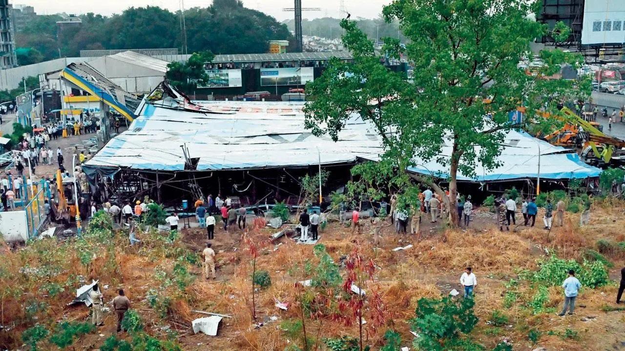 पैट्रोल पंप पर गिरी होर्डिंग. फोटो/समीर मारकंडे