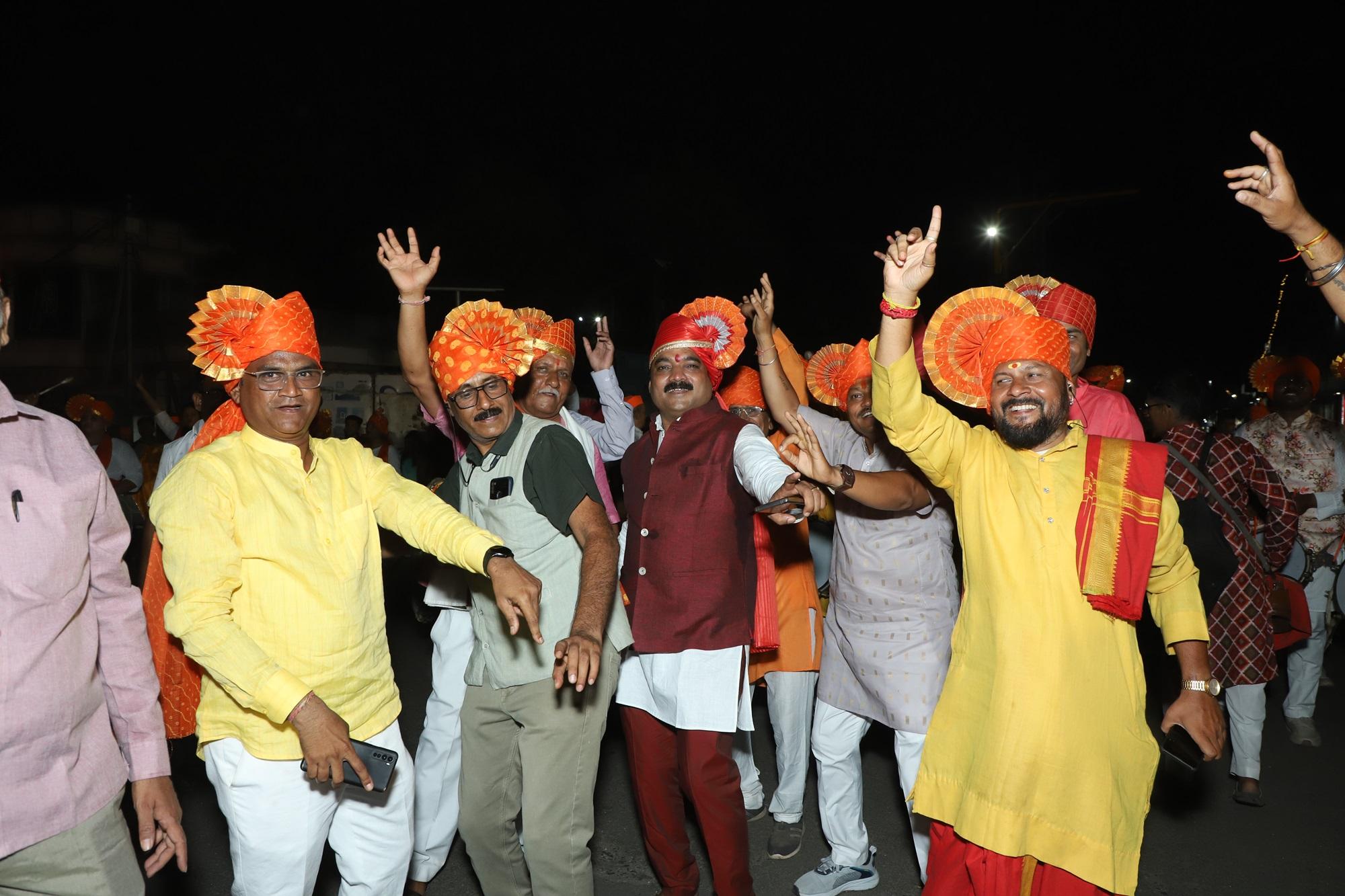सभी कार्यकर्ताओं ने इस दौरान जोश उत्साह के साथ नृत्य भी किया.