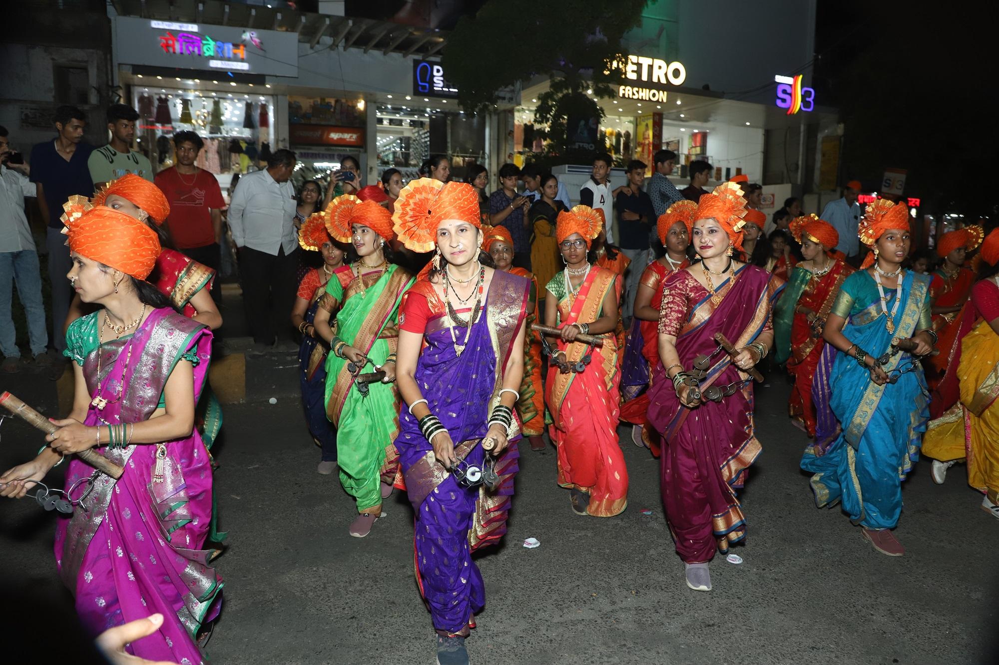 शोभायात्रा में महिलाओं ने लेजिम भी खेला.