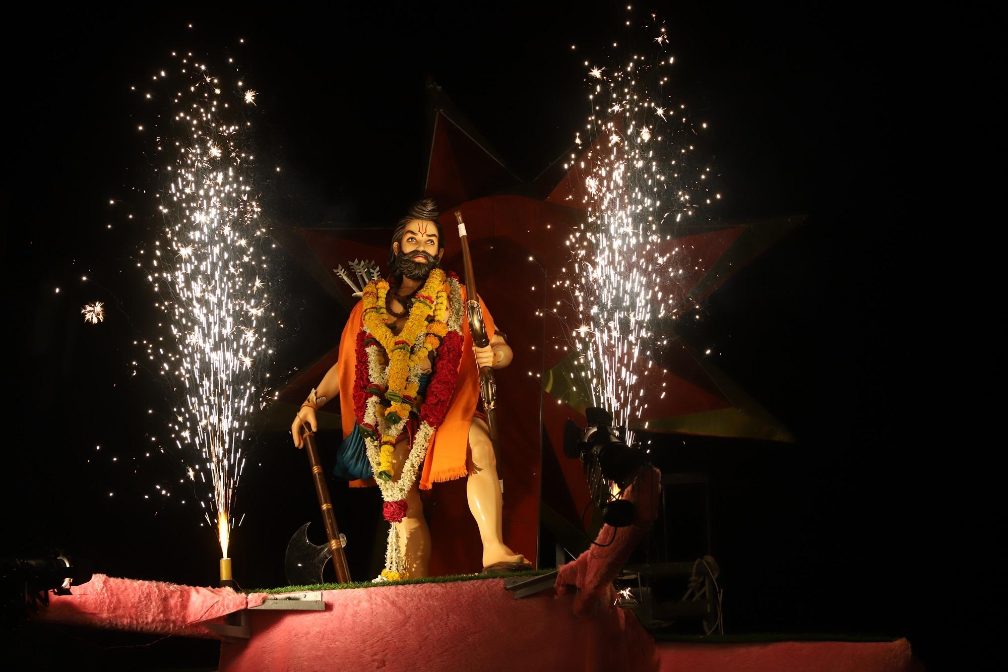 इस दौरान सभी कार्यकर्ताओं ने जलगांव में 100 प्रतिशत मतदान की भी शपथ ली. कार्यक्रम को ब्राह्मण समाज ने 5 हजार लोगों के लिए महाभोज का भी आयोजन किया गया.