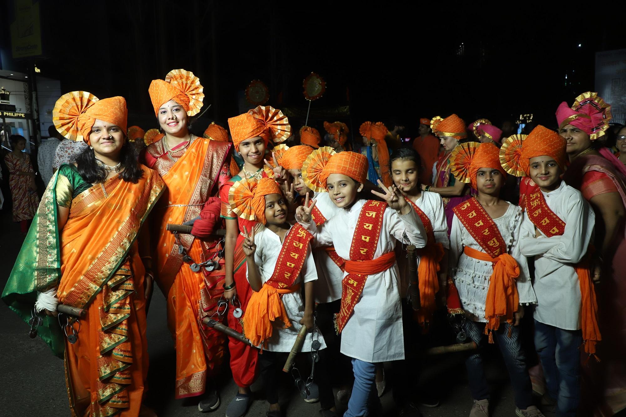 महिलाएं इस कार्यक्रम में महाराष्ट्र की पारंपरिक पोशाक में नज़र आईं.