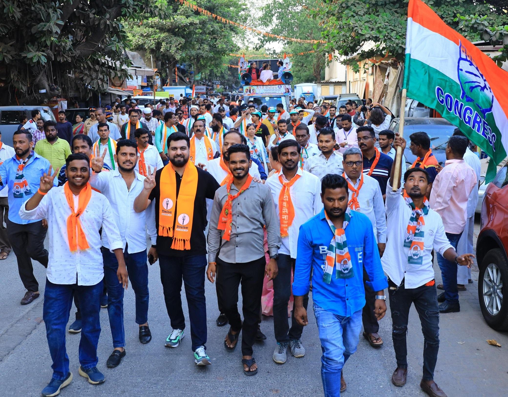 चांदीवली में कार्यकर्ताओं की एक सभा में बोलते हुए वर्षा गायकवाड़ ने आगे कहा कि नरेंद्र मोदी एनसीपी और शिवसेना को फर्जी कहते हैं, वरिष्ठ नेता शरद पवार के खिलाफ अभद्र भाषा का इस्तेमाल करते हैं और अगले ही दिन उनसे अपने साथ आने की अपील करते हैं.`