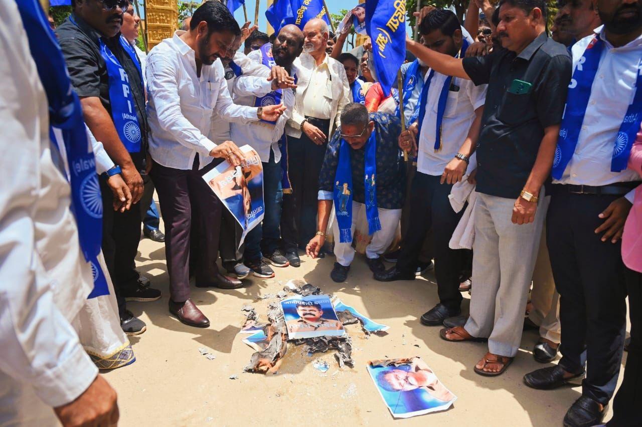 जितेंद्र आव्हाड के द्वारा बाबा साहब अंबेडकर की तस्वीर वाले पोस्टर को फाड़ने पर बाकी पार्टियों की तरह रिपब्लिकन पार्टी के कार्यकर्ता ने भी मोर्चा खोल दिया है.