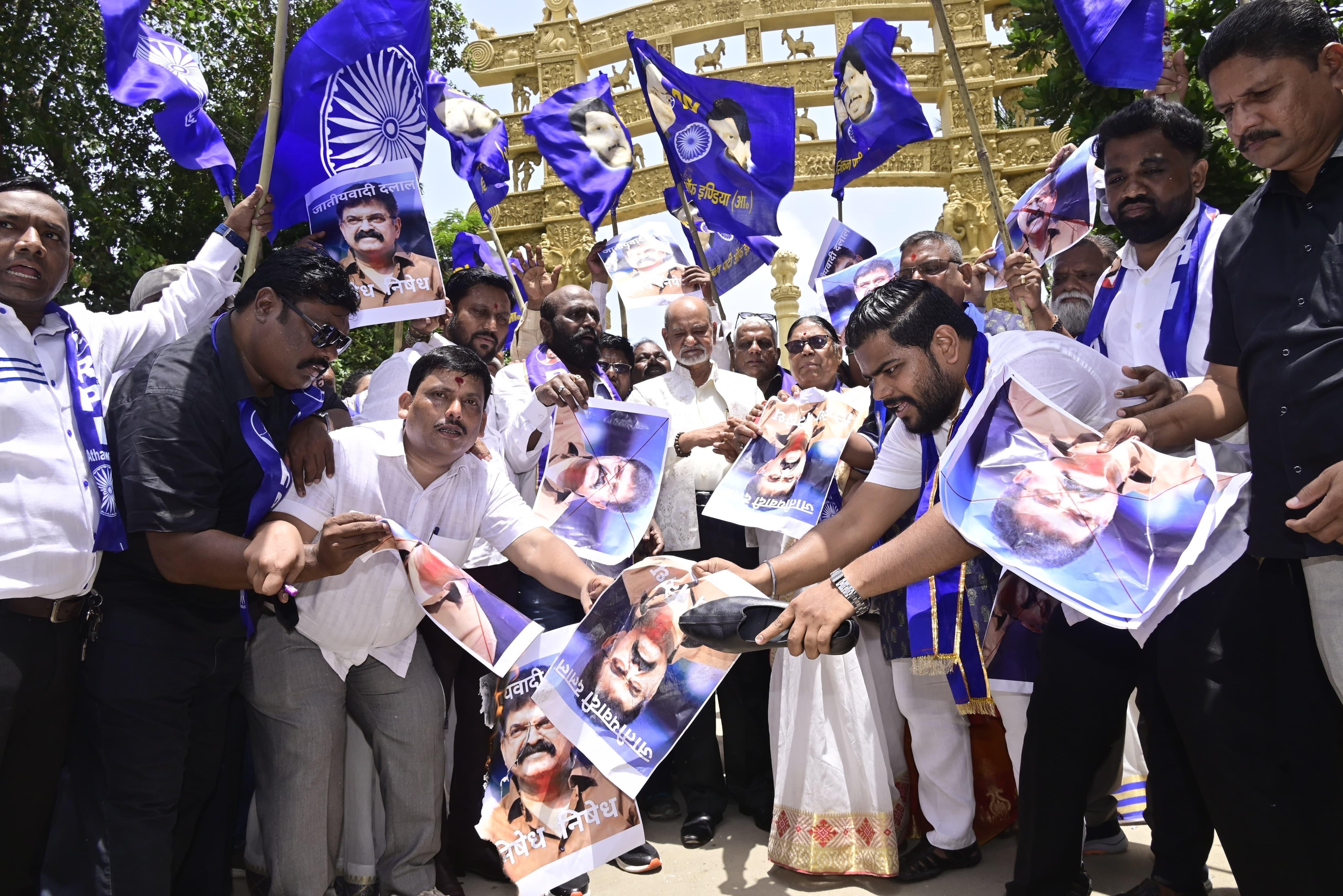 दादर स्थित चैत्यभूमि के बाहर जितेंद्र आव्हाड की तस्वीर जलाकर रिपब्लिकन पार्टी के कार्यकर्ताओं ने उनकी निंदा की. प्रदर्शन से पहले केंद्रीय राज्य मंत्री रामदास अठावले ने जानकारी दी कि पूरे महाराष्ट्र में रिपब्लिकन पार्टी की ओर से जोरदार विरोध आंदोलन किया जाएगा. 