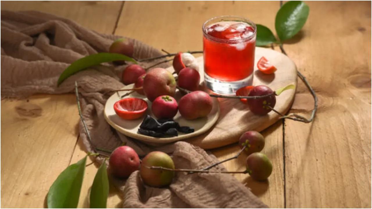कोकम सूथिंग सीरम:
कोकम तेल को कैमोमाइल आवश्यक तेल (सूजन रोधी एजेंट) की कुछ बूंदों के साथ मिलाएं. लैवेंडर आवश्यक तेल (त्वचा को शांत करने वाला एजेंट) की एक बूंद जोड़ें.
लालिमा को कम करने और त्वचा के उपचार को बढ़ावा देने के लिए इस सीरम को जलन वाले या सूजन वाले क्षेत्रों पर लगाएं . 
प्रतीकात्मक छवि/आईस्टॉक
