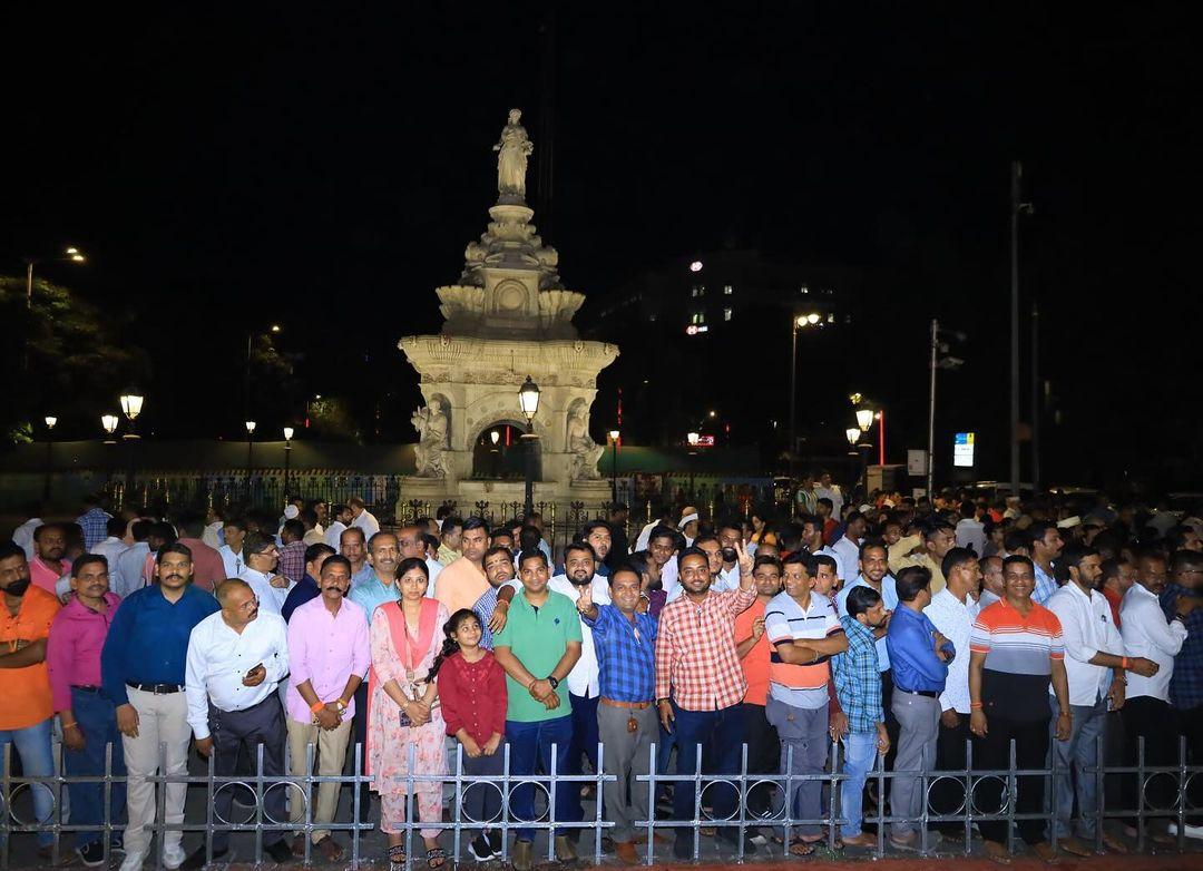 उद्धव ठाकरे आगे बताया कि `आज महाराष्ट्र दिवस है. सिर्फ शहीदों को सलाम करने से काम नहीं चलेगा. मैं शपथ लेकर कहना चाहता हूं कि अगर मेरी जान भी चली जाए तो चलेगा लेकिन महाराष्ट्र किसी के हाथ में नहीं दूंगा.`