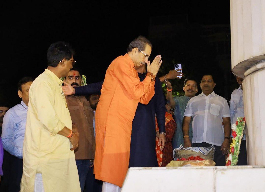 इसके साथ ही उद्धव ठाकरे ने चेतावनी दी है कि हम महाराष्ट्र को लूटने वालों को हम चुनावी मैदान में दिखा देंगे कि महाराष्ट्र का स्वाभिमान क्या है.` 