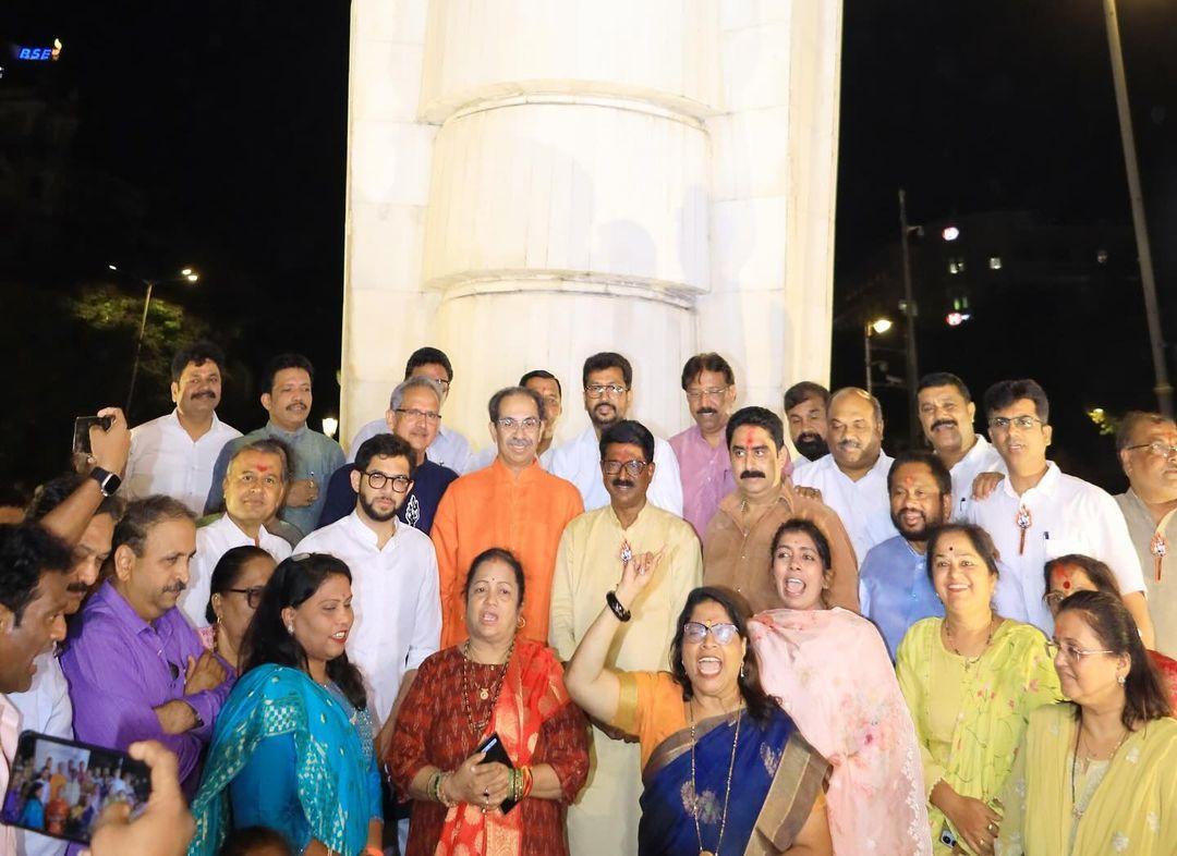 उद्धव ठाकरे के साथ आदित्य ठाकरे, अनिल देसाई, संजय दीना पाटिल, अरविंद सावंत, सचिन अहीर, सुनील शिंदे, अमोल गजानन कीर्तिकर भी मौजूद थे. 