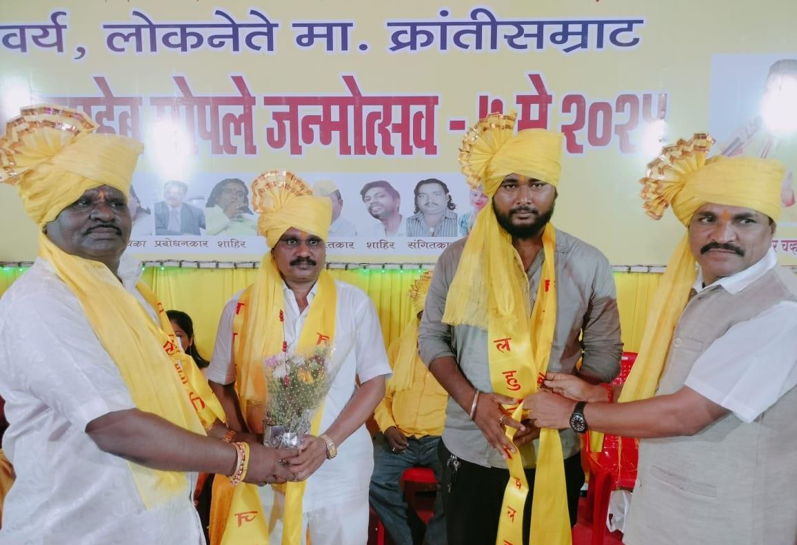 मानखुर्द में हुए इस भव्य कार्यक्रम में ज्ञानदेव साठे, सुदाम आवाडे, श्रावण नाटकर, अशोक राय भाजप जिल्हाध्यक्ष, विठ्ठल लोकरे शिवसेना नेते, अख्तर शेख विभागप्रमुख मुख्य अतिथि के तौर पर उपस्थित थे. 