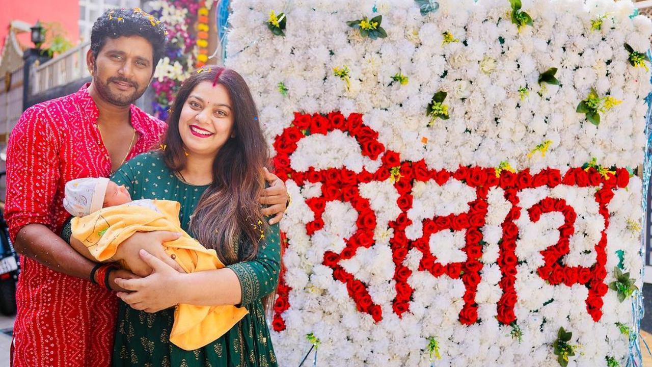 वायरल तस्वीर में निधि अपने भोजपुरी सुपरस्टार पति यश कुमार और बेटे के साथ पोज देती नजर आई. 