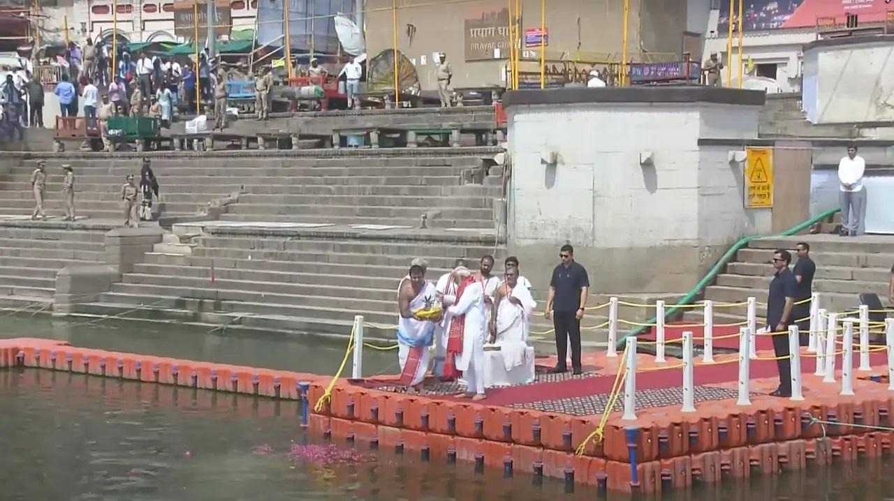प्रमुख नेताओं के साथ बैठक के बाद मोदी नामांकन दाखिल करने के लिए जिला मुख्यालय पहुंचे.  