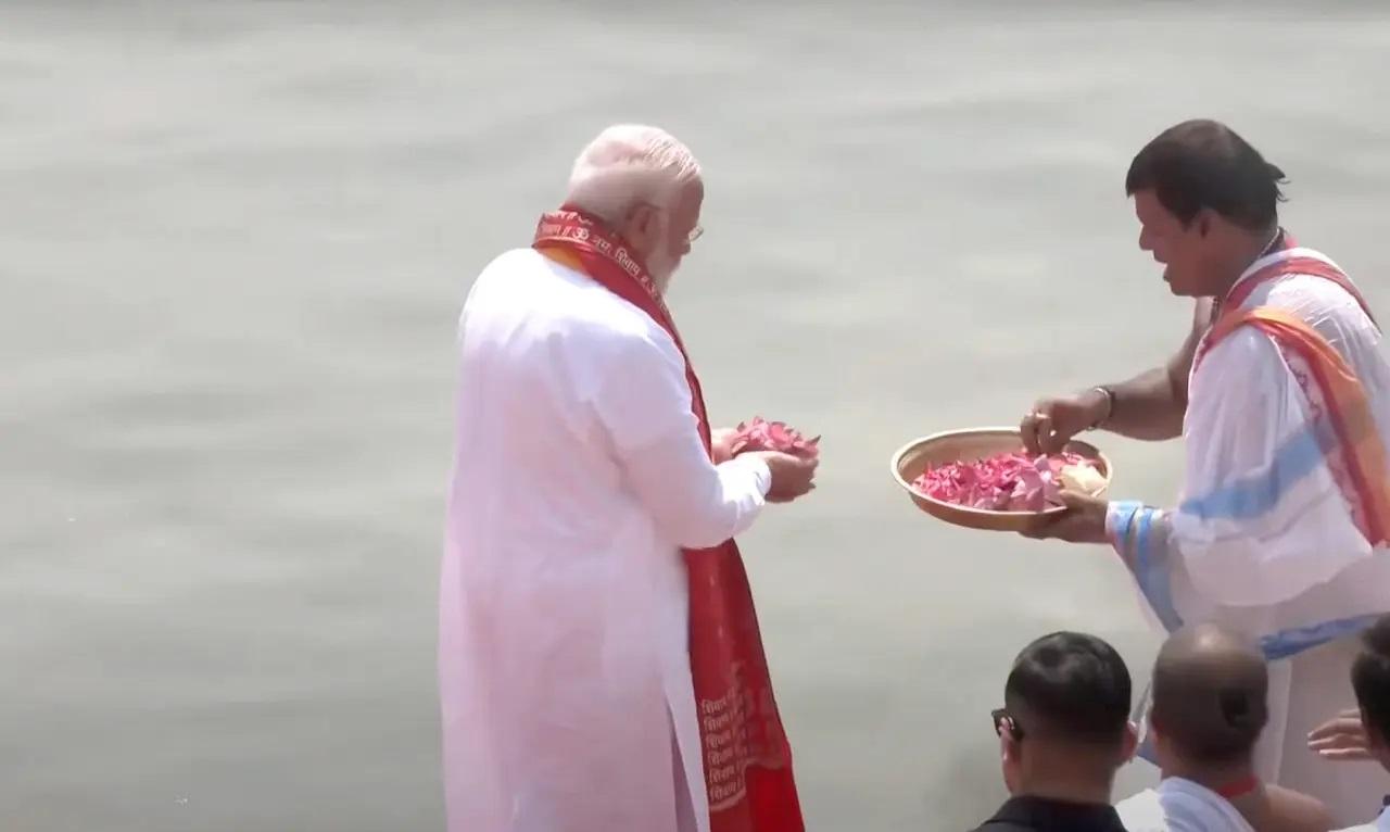 कालभैरव मंदिर में पूजन और आरती के बाद मोदी ने ने मैदागिन, लहुराबीर, चौकाघाट होते हुए होटल ताज में गए. 